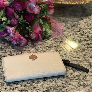 🔥SALE! Kate Spade New York bi-fold wallet💕